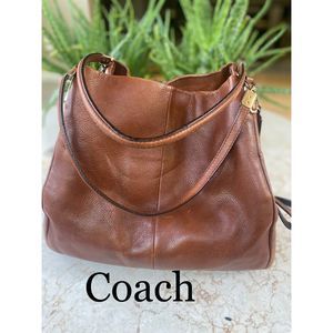 Coach slouchy brown leather shoulder handbag. Three compartments and Zip up midd